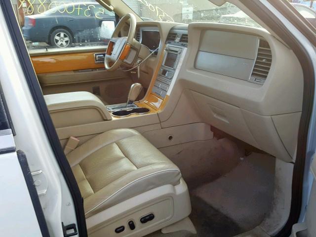 5LMFU28548LJ02916 - 2008 LINCOLN NAVIGATOR WHITE photo 5