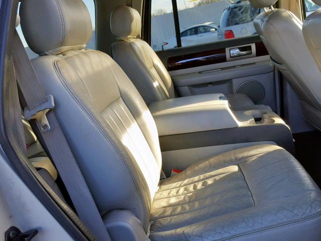 5LMFU28R84LJ14869 - 2004 LINCOLN NAVIGATOR SILVER photo 6