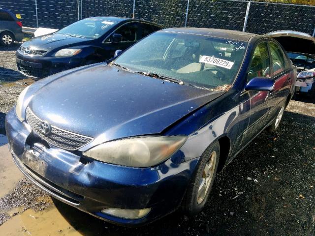 JTDBE32K740279902 - 2004 TOYOTA CAMRY LE BLUE photo 2