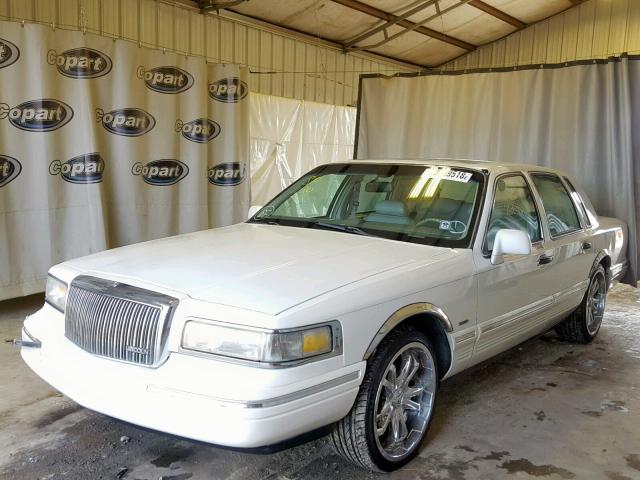 1LNLM82W5TY660229 - 1996 LINCOLN TOWN CAR S WHITE photo 2