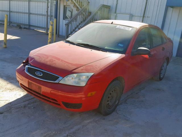 1FAHP34N85W318142 - 2005 FORD FOCUS ZX4 RED photo 2