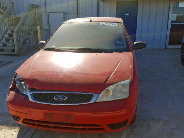 1FAHP34N85W318142 - 2005 FORD FOCUS ZX4 RED photo 9