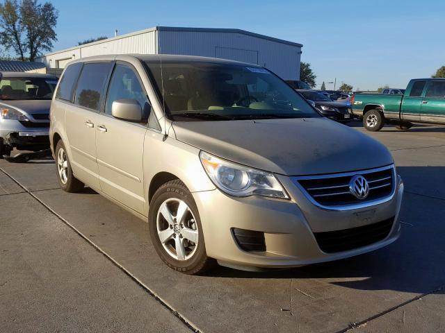 2V8HW341X9R599227 - 2009 VOLKSWAGEN ROUTAN SE GOLD photo 1