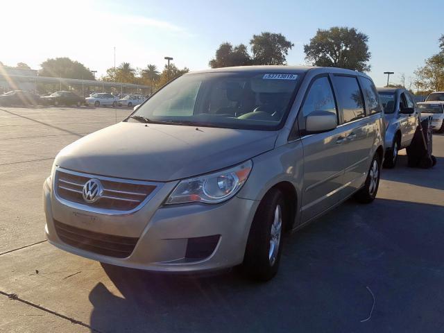 2V8HW341X9R599227 - 2009 VOLKSWAGEN ROUTAN SE GOLD photo 2