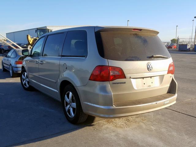 2V8HW341X9R599227 - 2009 VOLKSWAGEN ROUTAN SE GOLD photo 3