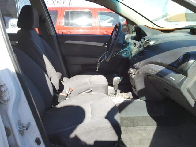 KL1TD56EX9B332599 - 2009 CHEVROLET AVEO LS WHITE photo 5