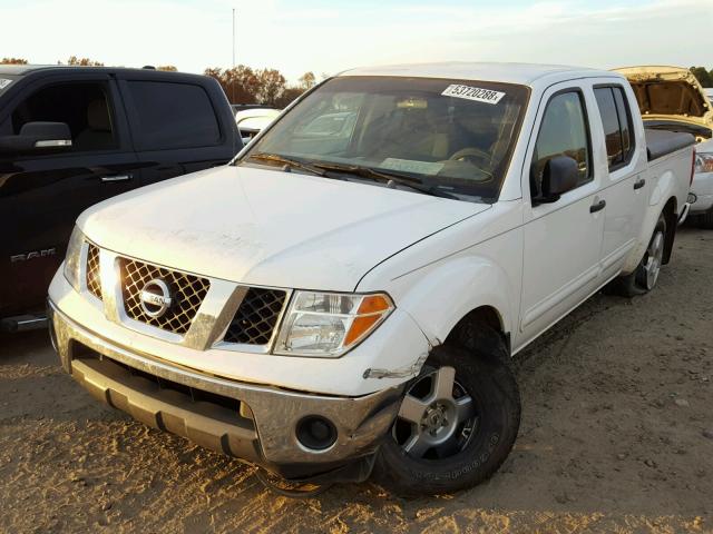 1N6AD07W46C471219 - 2006 NISSAN FRONTIER C WHITE photo 2