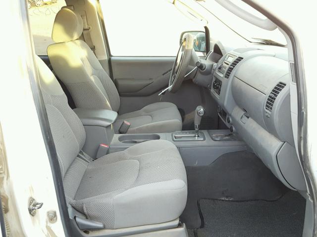 1N6AD07W46C471219 - 2006 NISSAN FRONTIER C WHITE photo 5