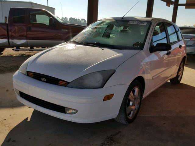 3FAFP37343R147892 - 2003 FORD FOCUS ZX5 WHITE photo 2