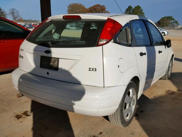 3FAFP37343R147892 - 2003 FORD FOCUS ZX5 WHITE photo 4