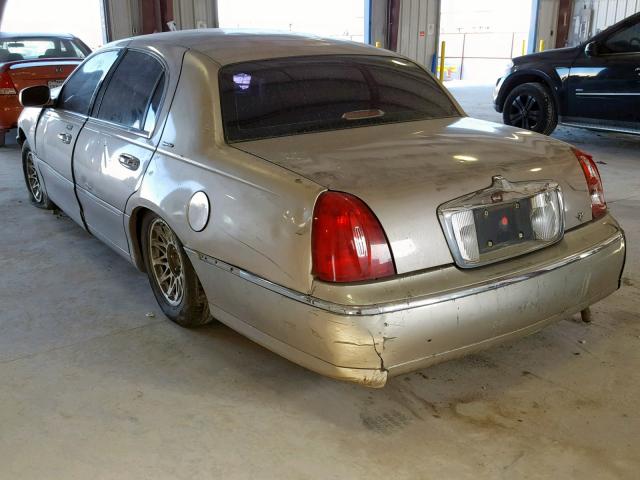 1LNHM82W5XY659450 - 1999 LINCOLN TOWN CAR S TAN photo 3