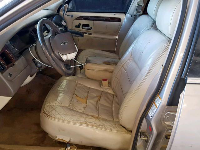 1LNHM82W5XY659450 - 1999 LINCOLN TOWN CAR S TAN photo 5