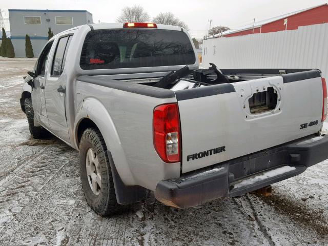 1N6AD07W66C404752 - 2006 NISSAN FRONTIER C SILVER photo 3