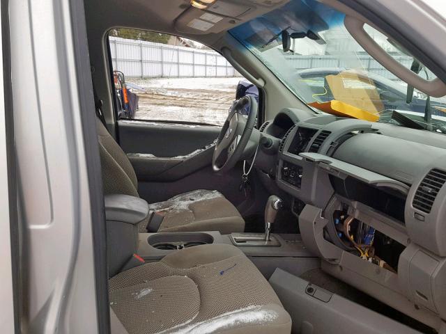 1N6AD07W66C404752 - 2006 NISSAN FRONTIER C SILVER photo 5