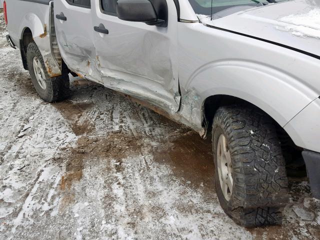 1N6AD07W66C404752 - 2006 NISSAN FRONTIER C SILVER photo 9