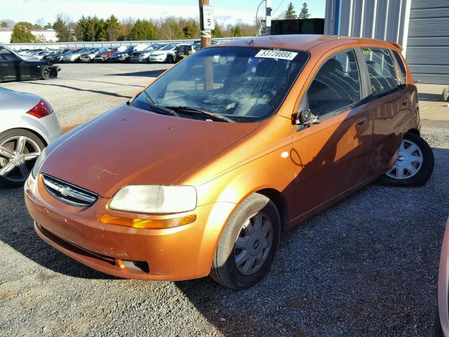 KL1TD62605B316409 - 2005 CHEVROLET AVEO BASE ORANGE photo 2