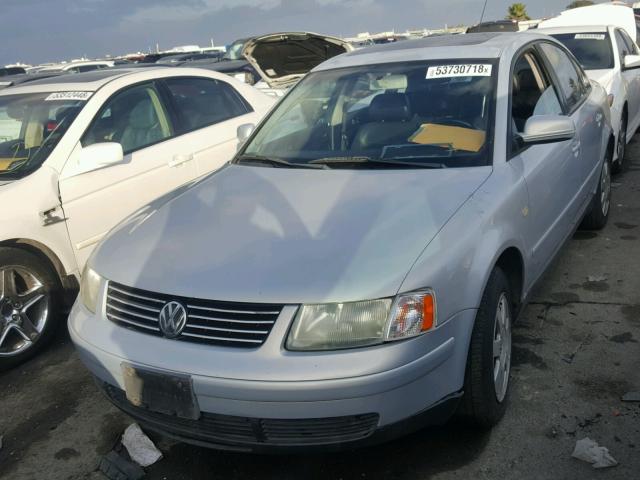 WVWMA23B9YP161960 - 2000 VOLKSWAGEN PASSAT GLS SILVER photo 2