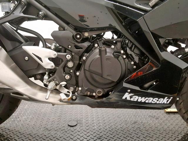 JKAEXKG16JDA12804 - 2018 KAWASAKI EX400 BLACK photo 5