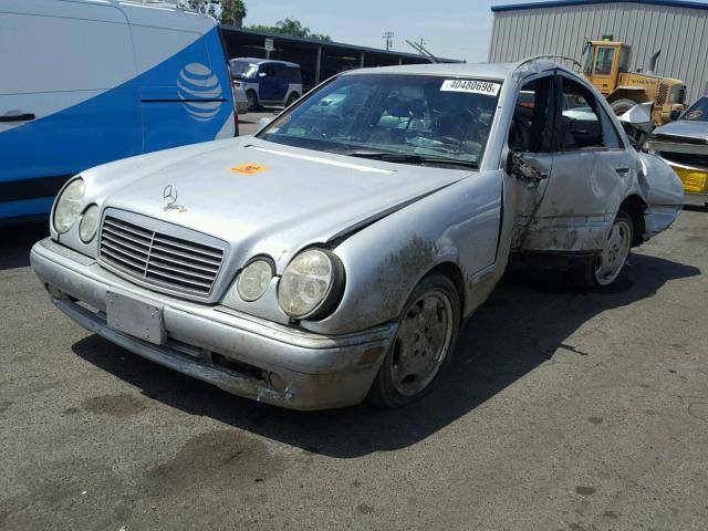 WDBJF72F9VA528732 - 1997 MERCEDES-BENZ E 420 SILVER photo 2