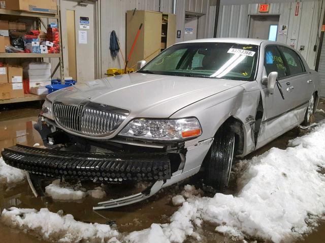 1LNHM82W65Y664749 - 2005 LINCOLN TOWN CAR S SILVER photo 2