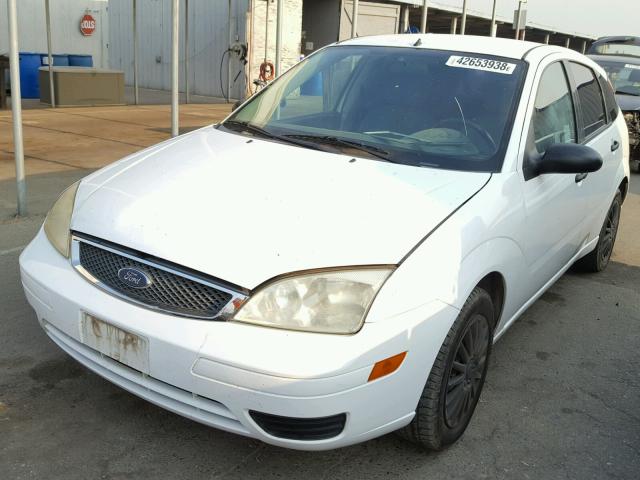 3FAFP37N15R110500 - 2005 FORD FOCUS ZX5 WHITE photo 2