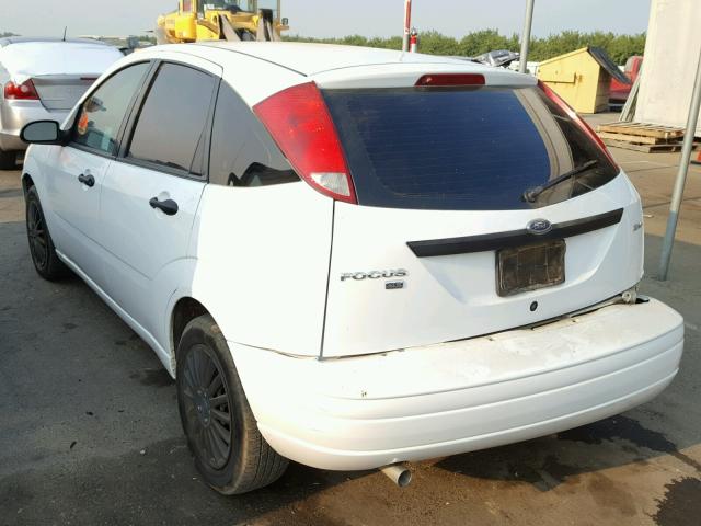 3FAFP37N15R110500 - 2005 FORD FOCUS ZX5 WHITE photo 3