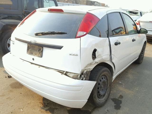 3FAFP37N15R110500 - 2005 FORD FOCUS ZX5 WHITE photo 4