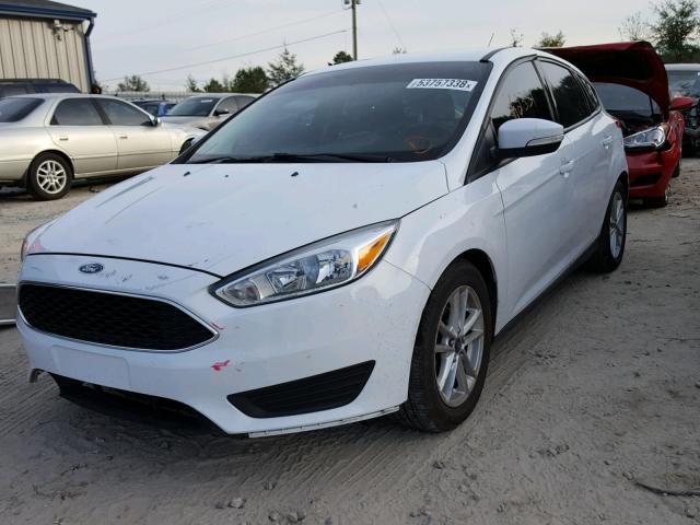 1FADP3K26GL235420 - 2016 FORD FOCUS SE WHITE photo 2