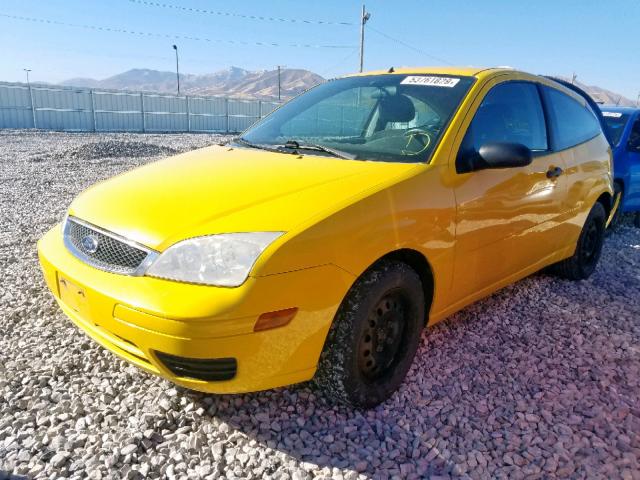 1FAFP31NX7W271520 - 2007 FORD FOCUS ZX3 YELLOW photo 2