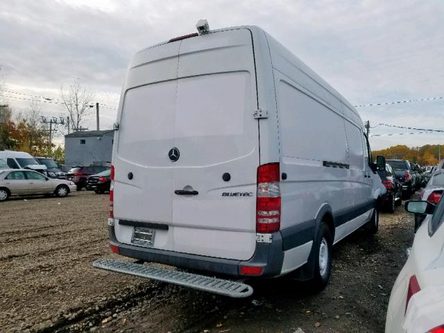 WD3PE8CB0B5572620 - 2011 MERCEDES-BENZ SPRINTER 2 WHITE photo 4