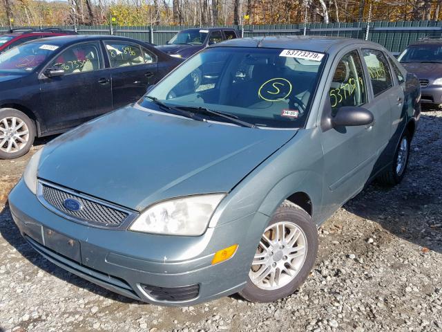 1FAFP34N95W255480 - 2005 FORD FOCUS ZX4 GREEN photo 2