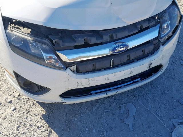 3FAHP0GA7BR268310 - 2011 FORD FUSION S WHITE photo 9