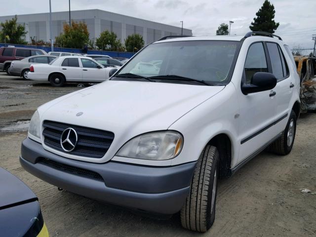 4JGAB54E7XA080477 - 1999 MERCEDES-BENZ ML 320 WHITE photo 2