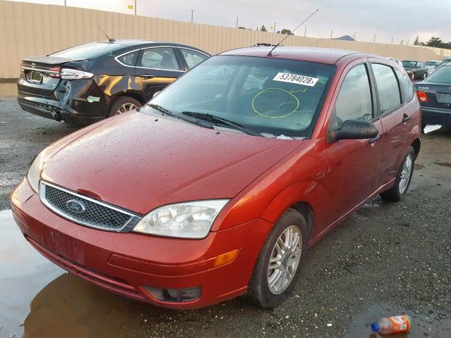 3FAFP37N95R123592 - 2005 FORD FOCUS ZX5 RED photo 2