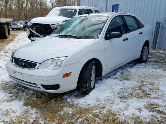 1FAFP34N95W179534 - 2005 FORD FOCUS ZX4 WHITE photo 2