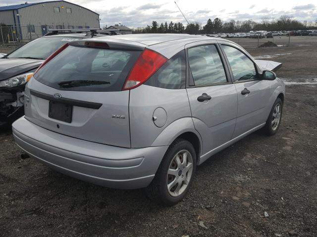 3FAFP37N55R131124 - 2005 FORD FOCUS ZX5 SILVER photo 4