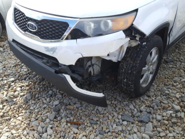 5XYKT3A12BG109369 - 2011 KIA SORENTO BA WHITE photo 9