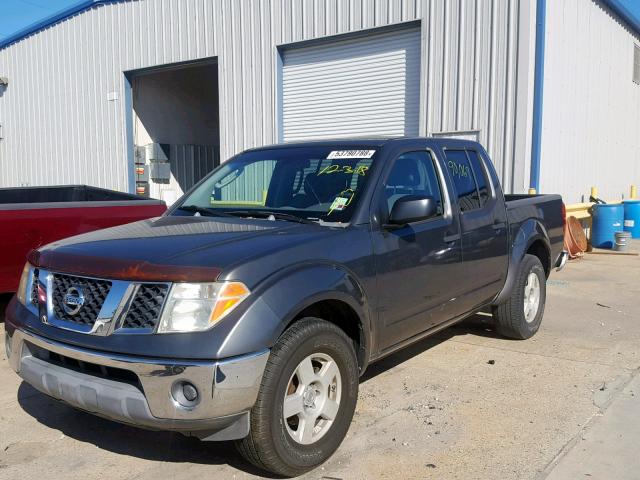 1N6AD07U66C416558 - 2006 NISSAN FRONTIER C GRAY photo 2