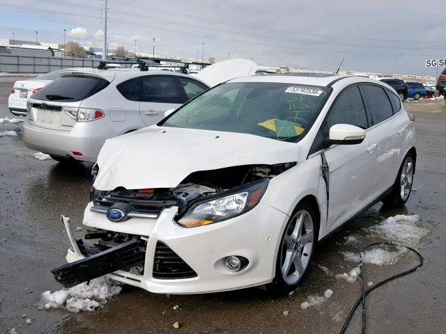 1FAHP3N29CL285252 - 2012 FORD FOCUS TITA WHITE photo 2