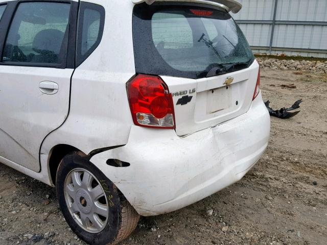 KL1TD62695B457561 - 2005 CHEVROLET AVEO BASE Ақ фото 9