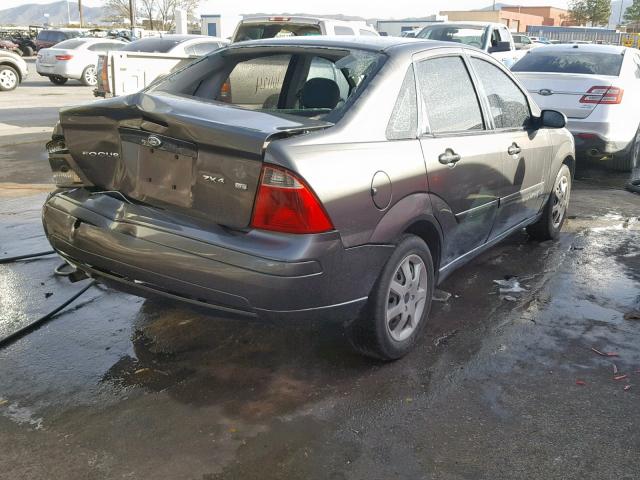 1FAFP34N45W223584 - 2005 FORD FOCUS ZX4 GRAY photo 4