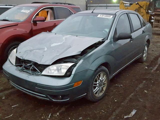 1FAHP34N35W283235 - 2005 FORD FOCUS ZX4 GRAY photo 2