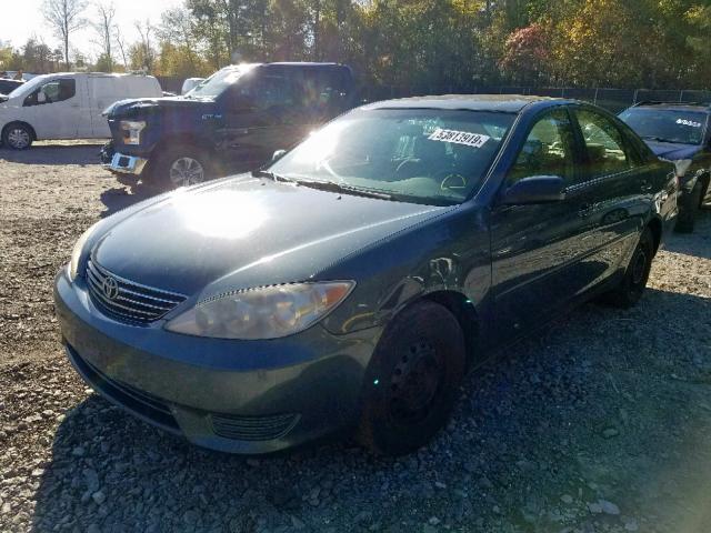 4T1BE32K75U101493 - 2005 TOYOTA CAMRY LE GREEN photo 2