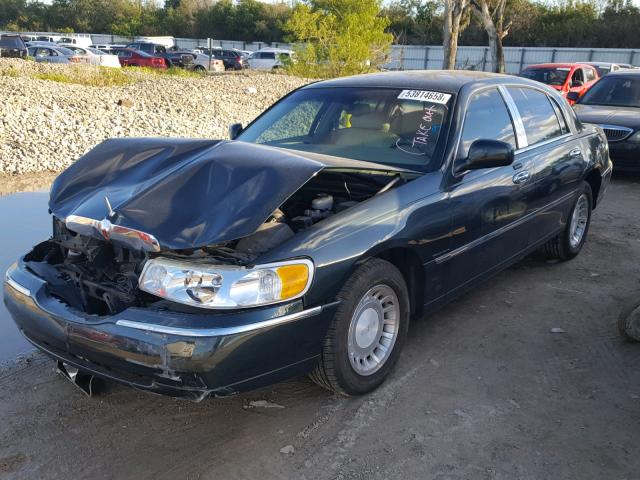 1LNHM81W22Y654281 - 2002 LINCOLN TOWN CAR E GREEN photo 2