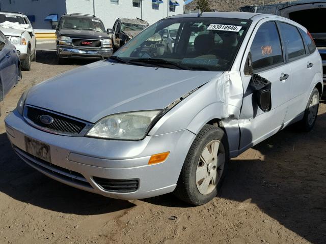 1FAFP37N36W205803 - 2006 FORD FOCUS ZX5 SILVER photo 2