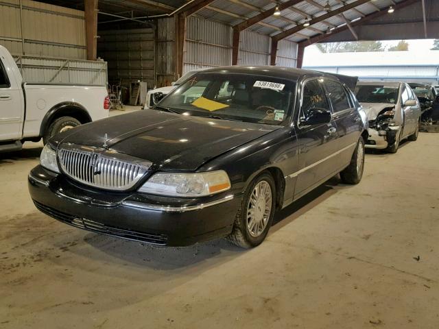 2LNHM82V28X645322 - 2008 LINCOLN TOWN CAR S BLACK photo 2