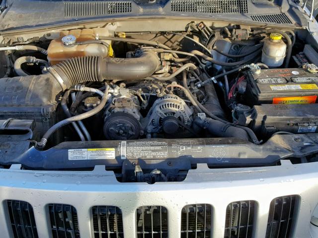 1J4GL38K75W575577 - 2005 JEEP LIBERTY RE SILVER photo 7