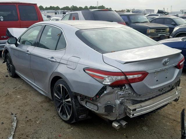 4T1B61HK4JU083358 - 2018 TOYOTA CAMRY XSE SILVER photo 3