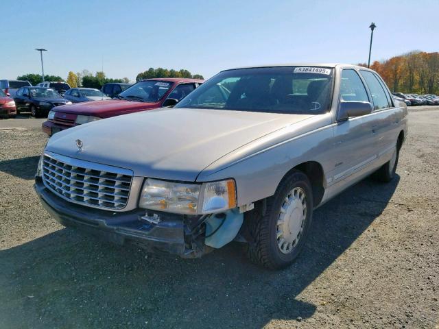 1G6KD54Y4WU727348 - 1998 CADILLAC DEVILLE SILVER photo 2