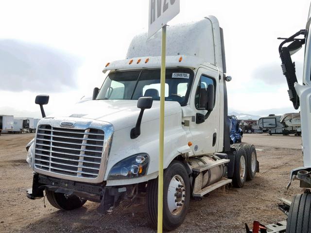 3AKJGEDV9FDGS1526 - 2015 FREIGHTLINER CASCADIA 1 WHITE photo 2